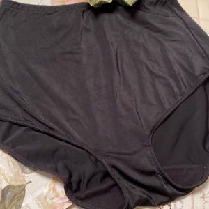 Nancy Ganz shape wear black briefs bottom shaping seam Size Large NWOT